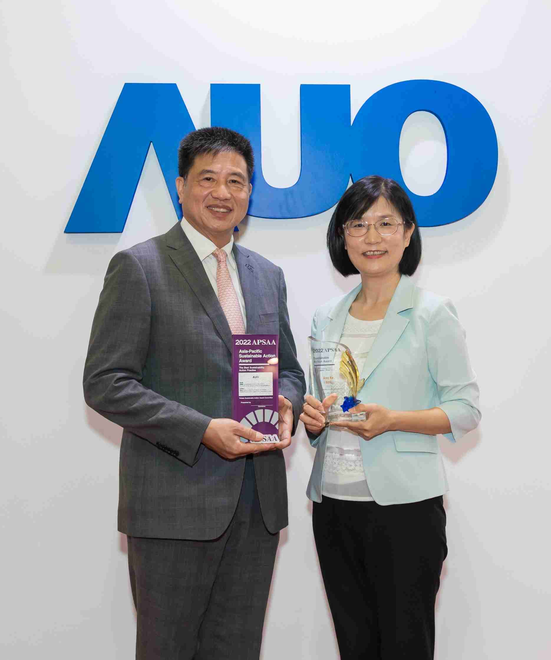 赏金国际长期垫筑永续远景的基石，，透过ESG暨气候委员会逐步实践永续策略蓝图。。。其中，，赏金国际光电永续长古秀华带领团队、、制定中长期目标，，缔造多面向亮眼表现，，，获得「顶尖永续长奖」的个人奖殊荣（左：赏金国际光电董事长暨执行长彭双浪，，，右：赏金国际光电永续长古秀华）