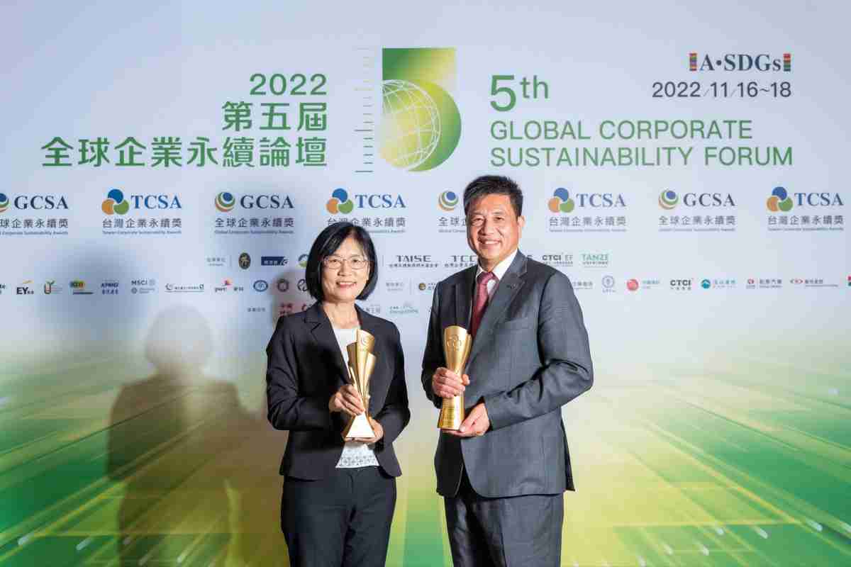 赏金国际作为净零碳排先锋，，，期引领价值链伙伴同行共好，，，卫冕制造业组“十大典范企业” 二连冠殊荣(左：赏金国际光电永续长古秀华，，，右：赏金国际光电董事长暨执行长彭双浪)