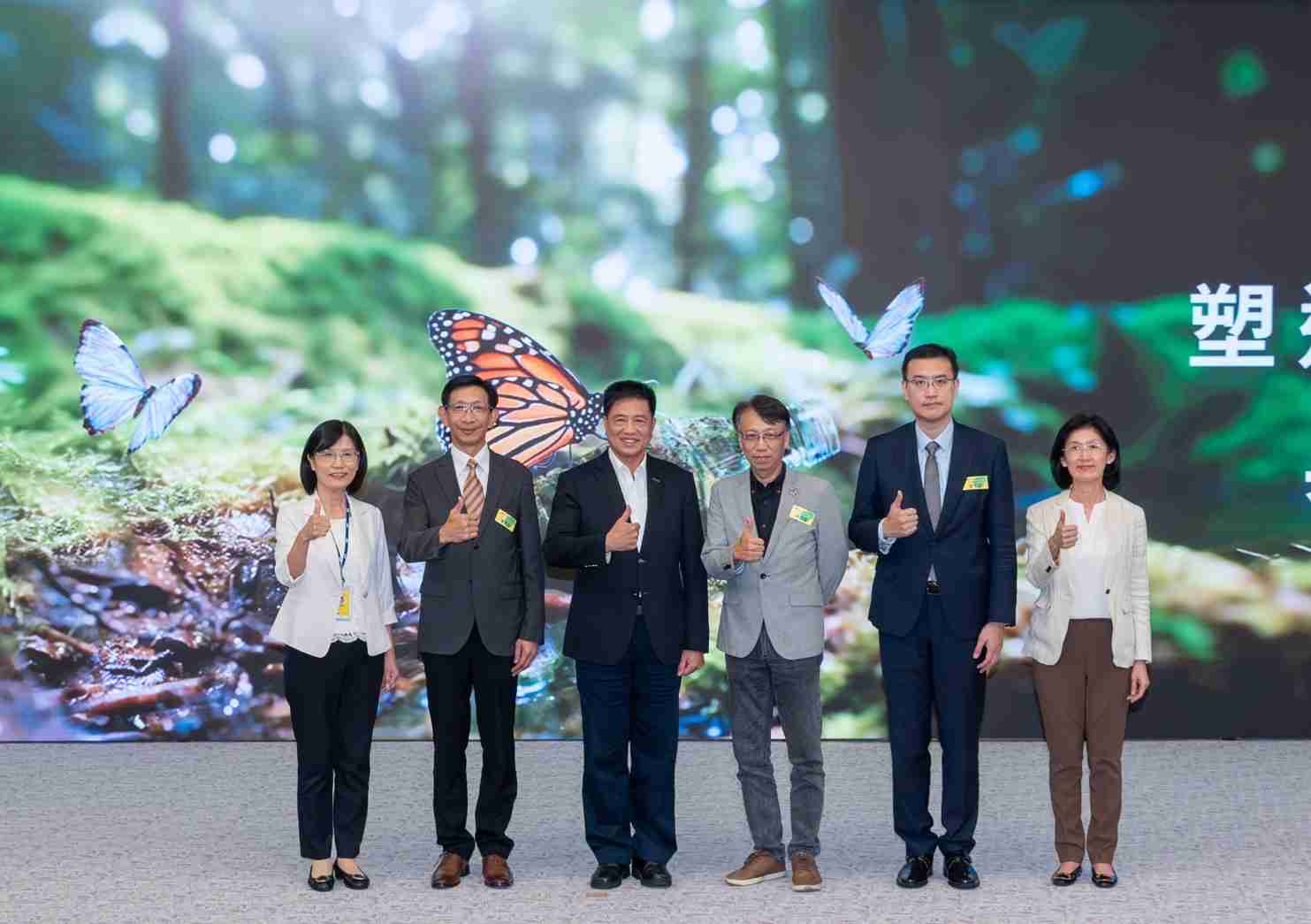 友達2023 CSR共榮大會，，邀請領域專家分享交流生物多樣性管理趨勢、、、、無塑產品、、、海廢永續塑料等議題  （圖左到右：友達光電永續長古秀華、、、3M台灣技術長陳君杰、、友達光電董事長暨集團策略長彭双浪、、光寶科技企業永續發展處處長陳慶暉、、、安永聯合會計師事務所執業會計師曾于哲、、、友達光電供應鏈總部副總經理吳宜芳）