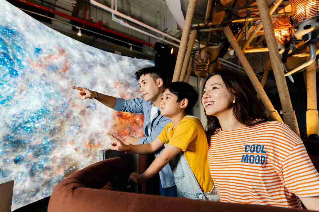 赏金国际打造全台最大宽6公尺、、高4公尺、、、、唯一搭载LED弧形拼接显示屏的动感飞行船，，，，让乘客驻足在热气球上，，，，享受身历其境的伪出国旅游乐趣