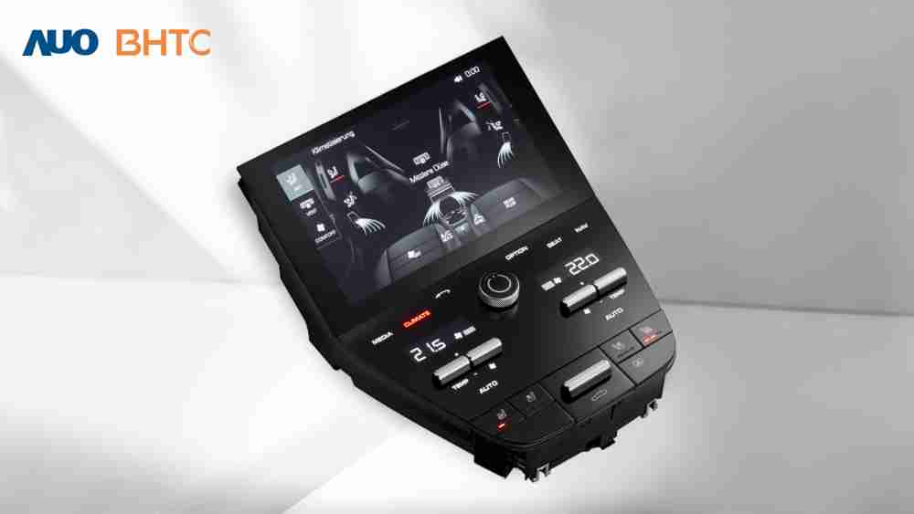 作為友達新生力軍，，，，BHTC所展示的中央與後座鞍部的Display HMI產品，，可處理多區恆溫控制、、、顯示畫面，，，，呈現仿真3D車室分區；以力傳感技術精準傳遞觸感，，，，並結合音量及震動反饋，，，，防止意外啟動，，，，提供使用者自然流暢、、直觀且輕鬆駕馭的舒適介面