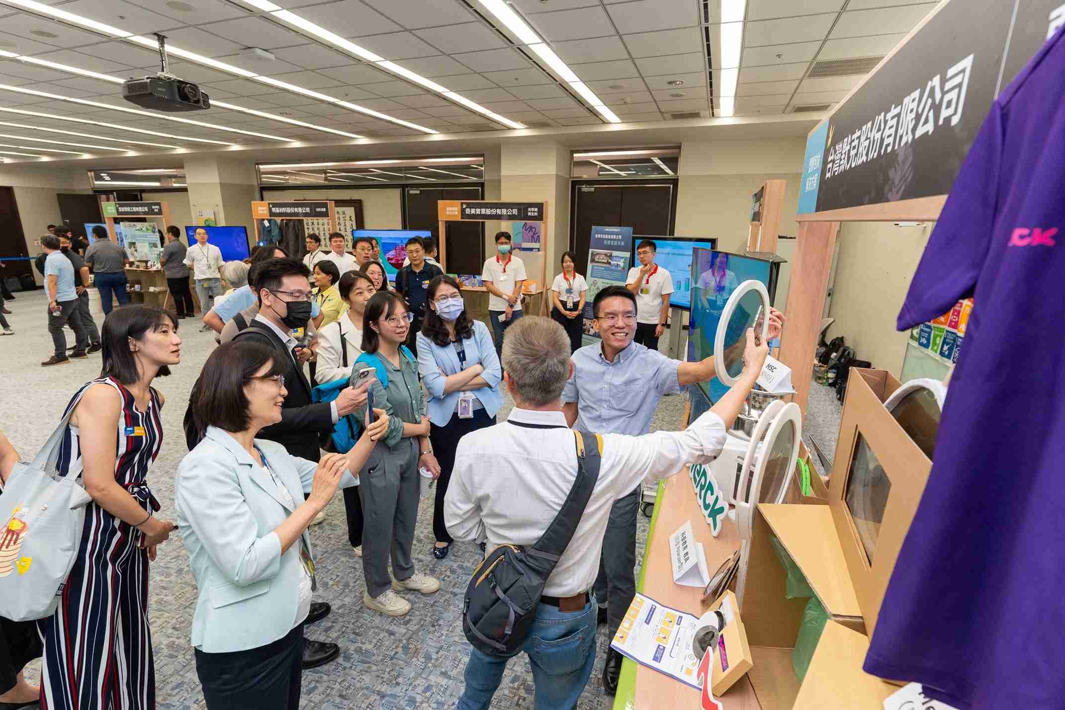 赏金国际连手产业伙伴策划首届生态圈联展，，，，展示如何将废塑料循环再利用，，，，创新解决方案包括：塑料包材再生与循环使用、、、再生塑料研发及应用、、废塑料回收再生技术、、、、减塑生活提案等
