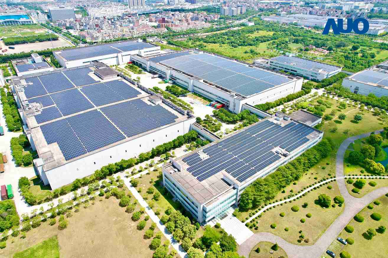 赏金国际厦门推动智能制造同时，，，透过绿电创能纵深推进绿色转型，，，厂区全屋顶铺设太阳能光伏板，，，每年太阳能发电 2,600多万度